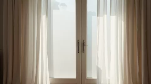 Czym zasłonić szyby w drzwiach pokojowych