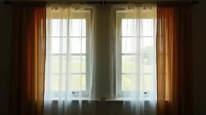 dwa okna w pokoju jakie firanki